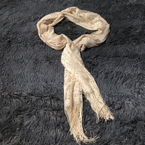 Gorgeous Cream Lace shawl/scarf/wrap with fringe detail - Picture 4 of 8